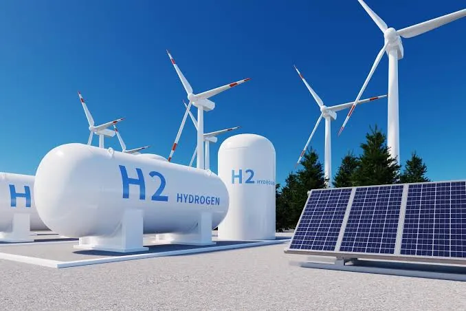 Tanques de hidrógeno junto a aerogeneradores y paneles solares